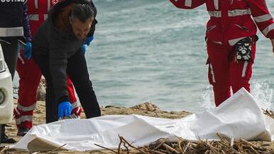 Il vescovo di Ferrara e i migranti morti in mare: «Serve responsabilità e impegno»