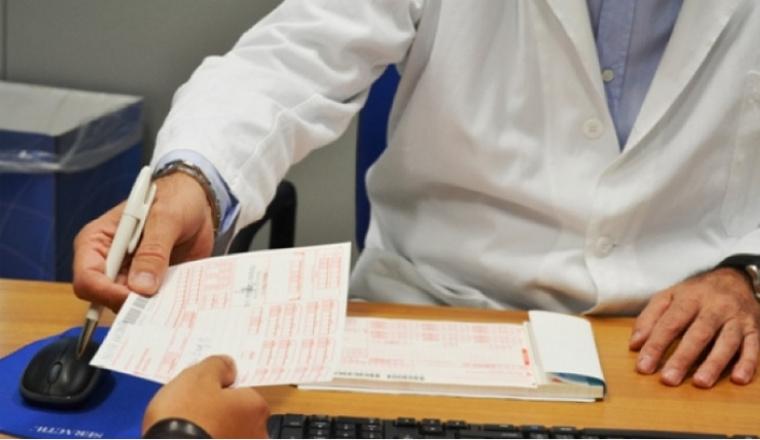 Si fingeva cardiologo e prendeva il reddito di cittadinanza ma non aveva nemmeno la laurea: denunciato