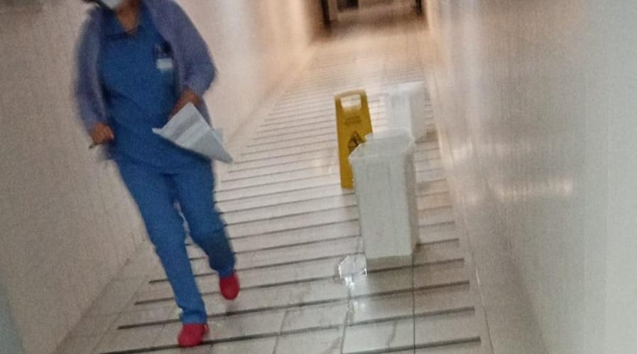 Sassari, piove nel corridoio di radioterapia: «Questa è la nostra povera sanità» 