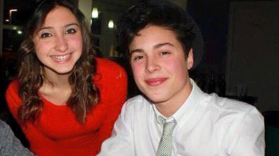 Un defibrillatore in chiesa per ricordare Sara e Lorenzo, morti travolti da un’auto: «Due anime in cielo»