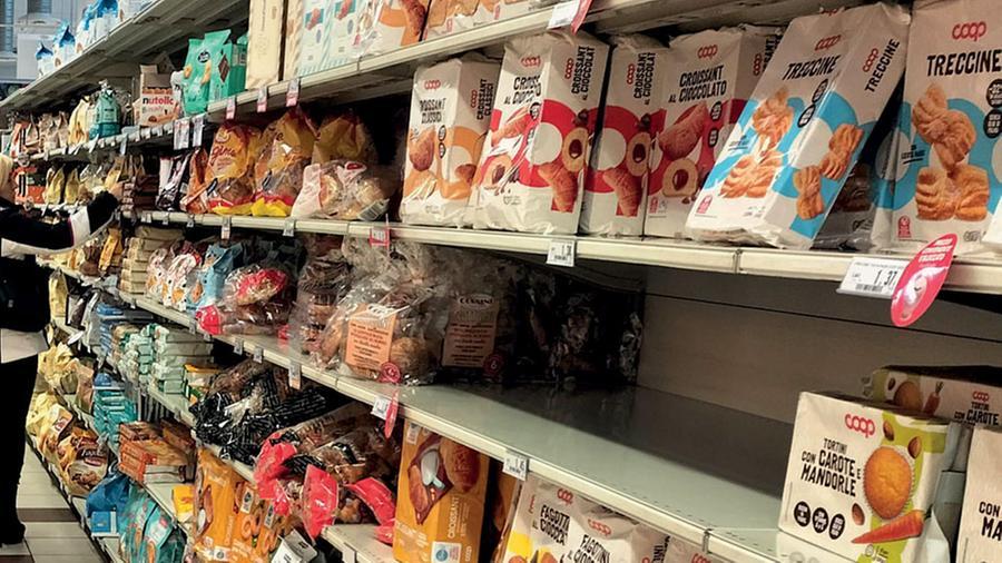 Cara spesa, quanto mi costi: e c’è chi rinuncia al cioccolato – Ecco i rincari