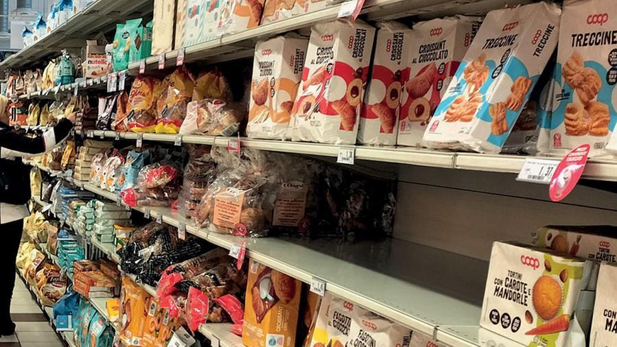 Cara spesa, quanto mi costi: e c’è chi rinuncia al cioccolato – Ecco i rincari
