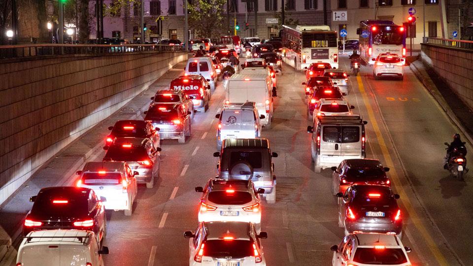 L’allarme di Legambiente: a Firenze ci sono 795 auto ogni mille abitanti, il tasso più alto d’Italia