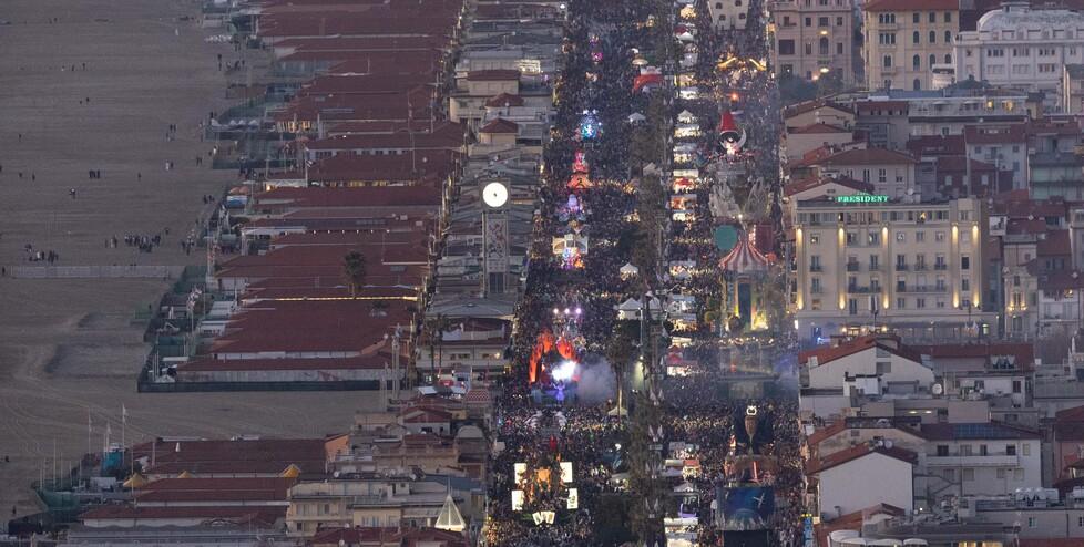 Carnevale di Viareggio, record d’incassi: oltre 4 milioni staccati più di 360mila biglietti