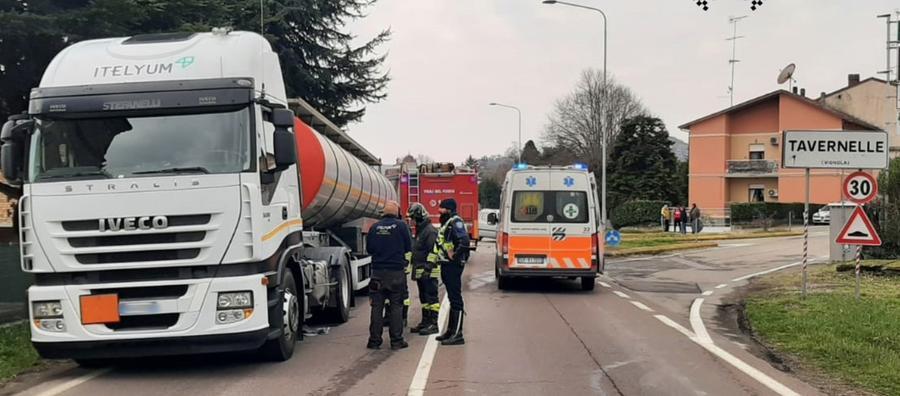Vignola, scontro auto contro camion: un ferito
