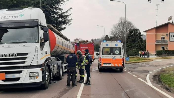 Vignola, scontro auto contro camion: un ferito