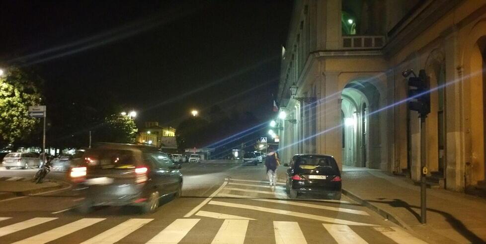 Lucca, aggredito e rapinato alla stazione: la polizia arresta due giovani