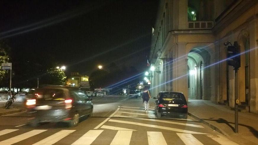 Lucca, aggredito e rapinato alla stazione: la polizia arresta due giovani