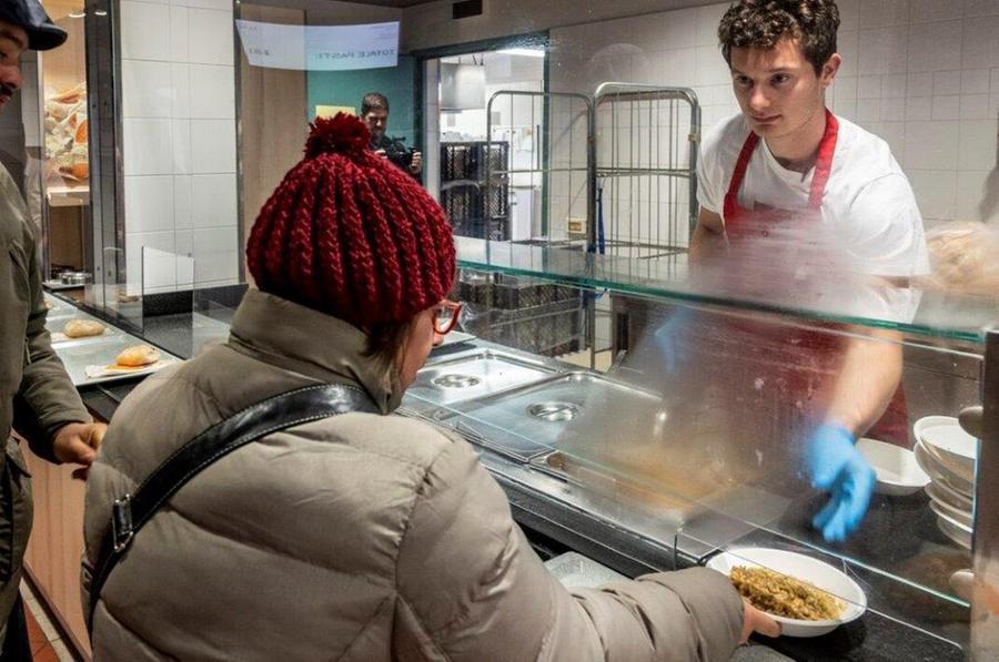 Milano, Filippo Tortu volontario alla mensa dei poveri