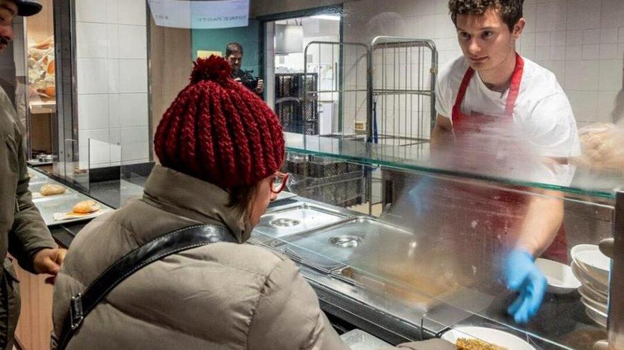 Milano, Filippo Tortu volontario alla mensa dei poveri