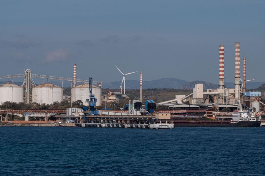 Portovesme, terza notte sulla ciminiera per gli operai che attendono risposte