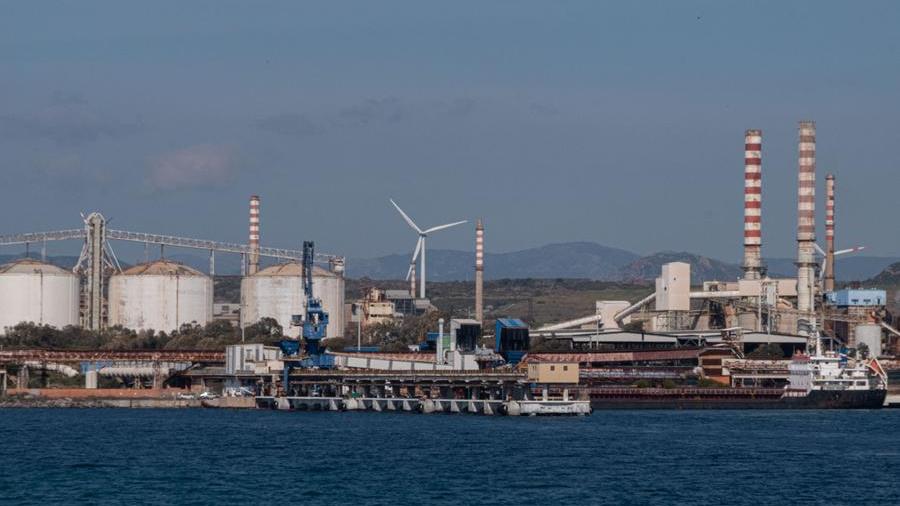 Portovesme, terza notte sulla ciminiera per gli operai che attendono risposte
