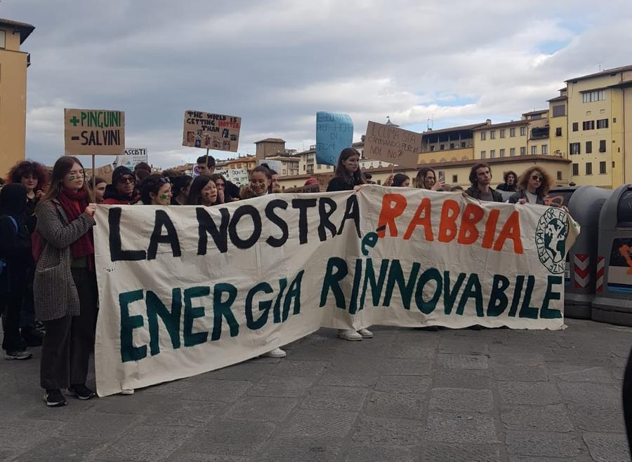 A Firenze il corteo di Friday for future: giovani in strada per difendere il pianeta