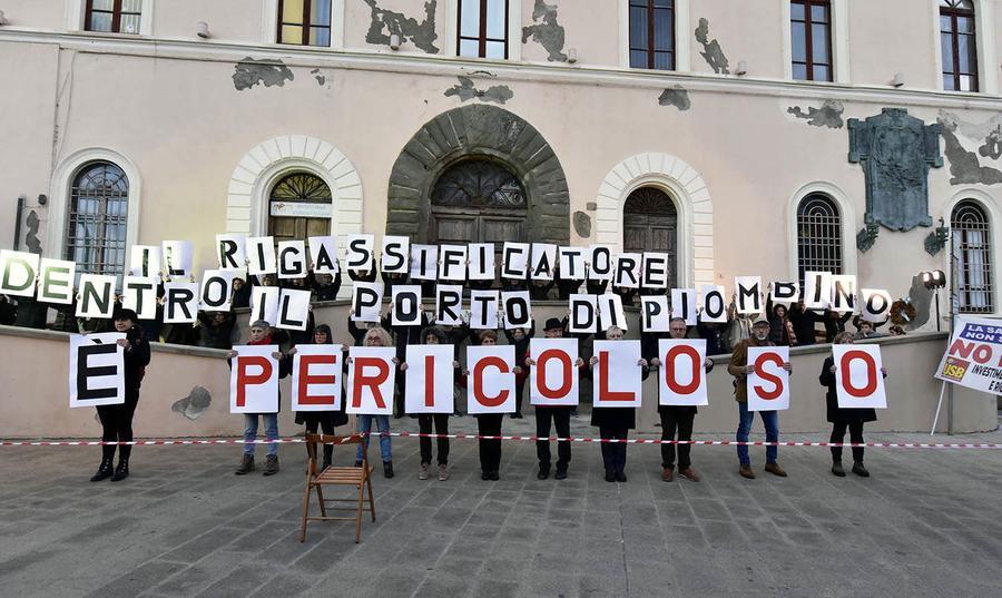
	L'ultimo flash mob organizzato dai comitati lo scorso dicembre (foto Paolo Barlettani)

