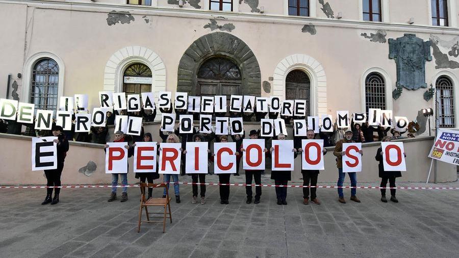 L'ultimo flash mob organizzato dai comitati lo scorso dicembre (foto Paolo Barlettani)
