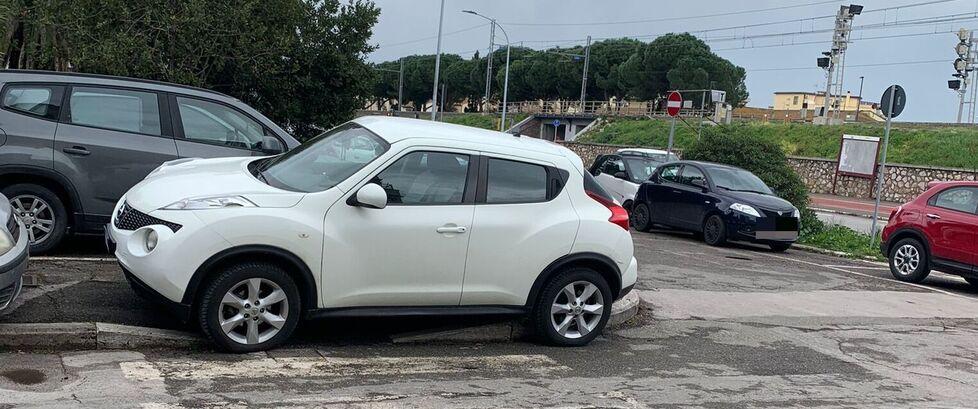 Grosseto, sosta selvaggia anche nelle corsie di scorrimento: multe a raffica