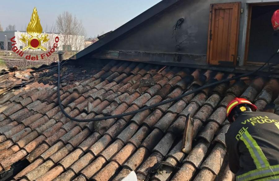 Massa Finalese, rogo sul tetto di un’abitazione
