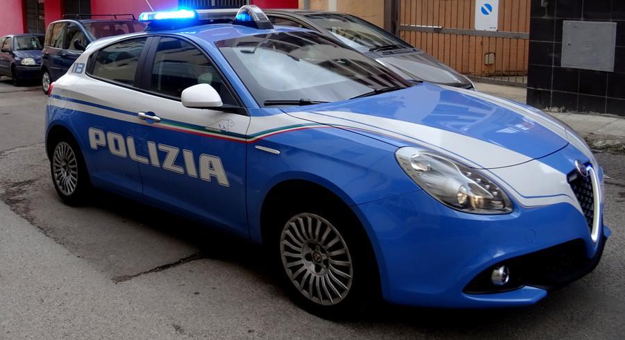 Sassari, si schianta in auto durante la fuga: i poliziotti lo fermano con il taser