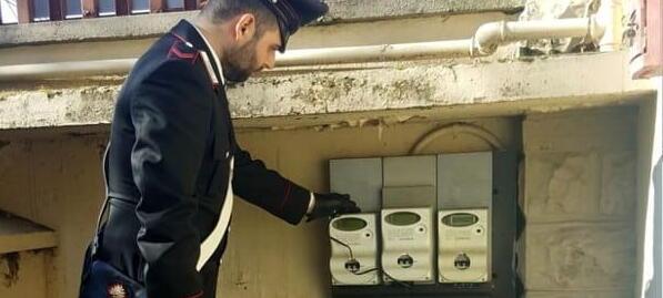 Corrente elettrica senza pagarla saltando il contatore: denunciato