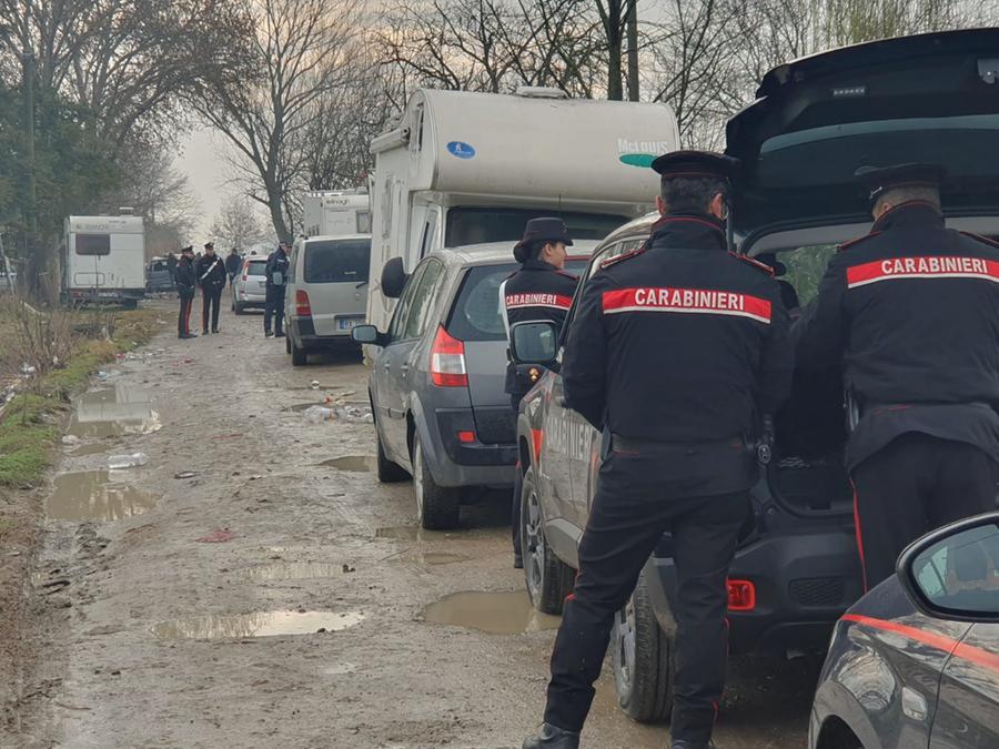Auto abbandonate e rifiuti: i carabinieri intervengono nell’area del degrado