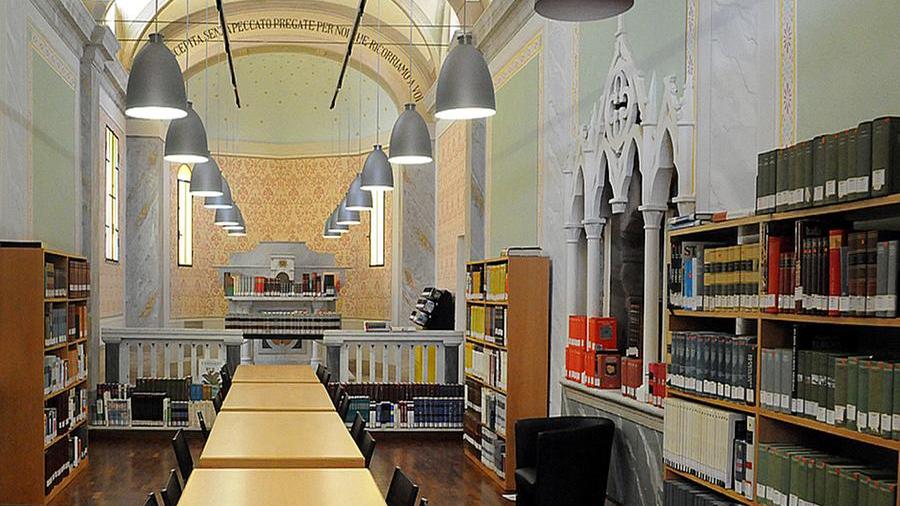 Uno scorcio della biblioteca comunale all'Hospitalis Sancti Antoni