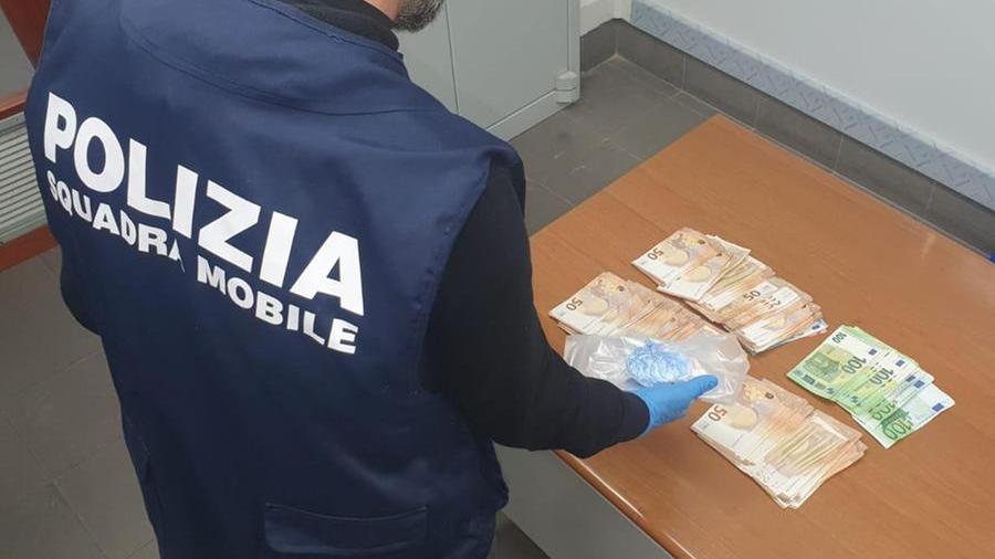 In casa cocaina e 18mila euro in contanti: torna in cella 41enne agli arresti domiciliari