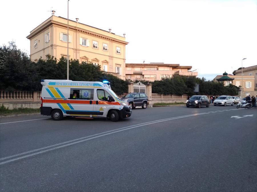 Scontro tra auto e scooter sul viale Italia, soccorsi in due