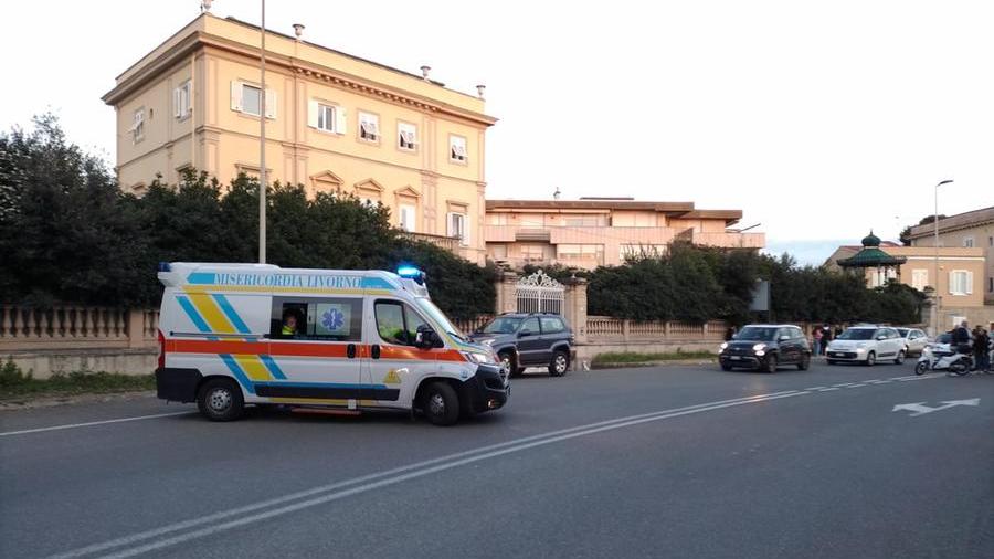 Scontro tra auto e scooter sul viale Italia, soccorsi in due