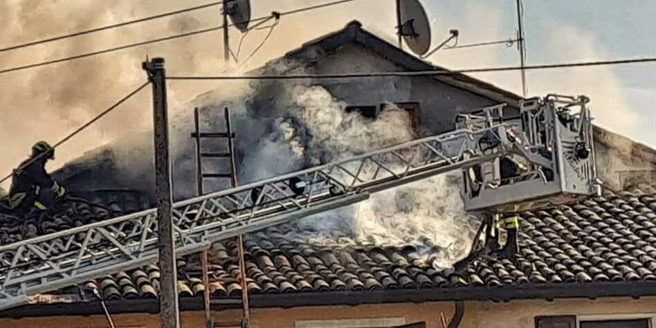 In fiamme il tetto di una casa a Massa Finalese