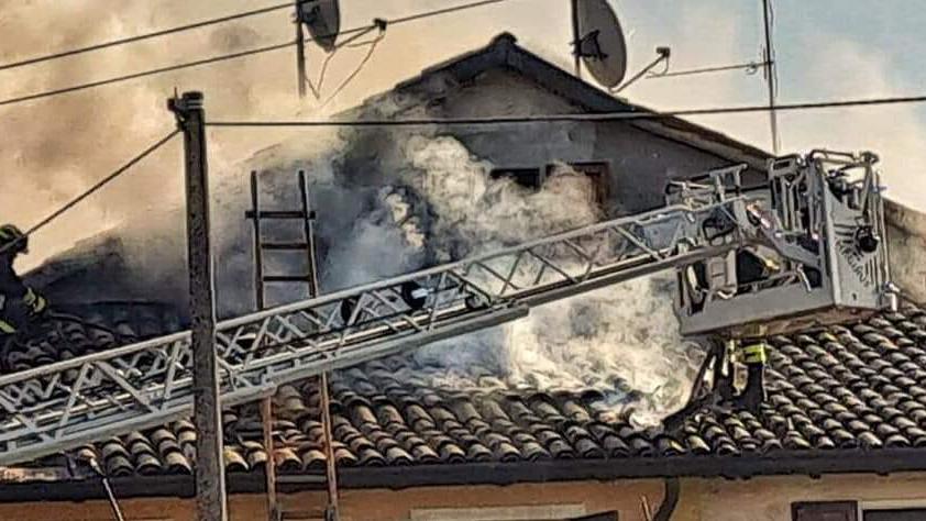 In fiamme il tetto di una casa a Massa Finalese