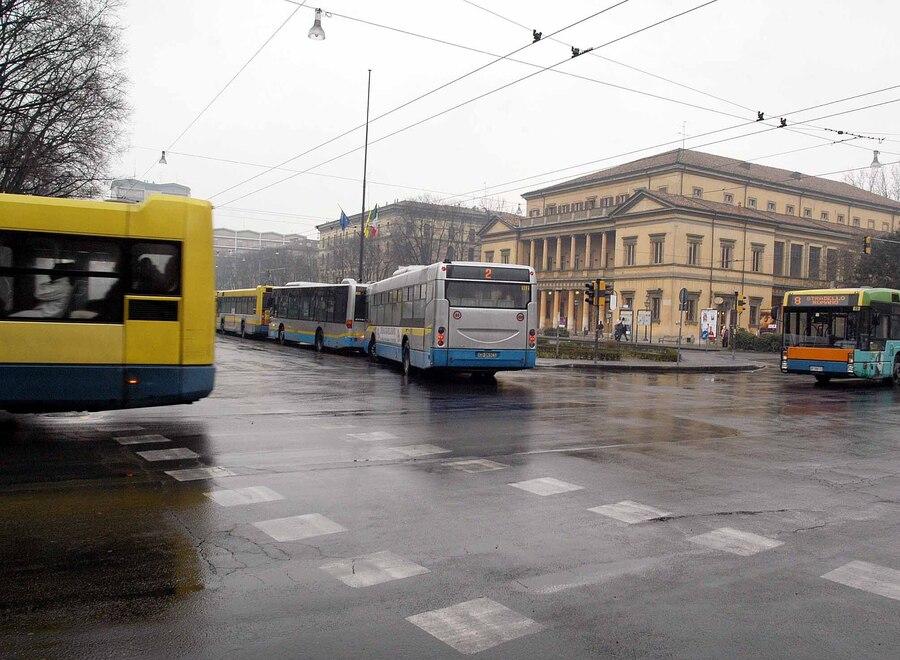 Modena. Aggredisce un autista di Seta In Largo Garibaldi arriva la polizia 