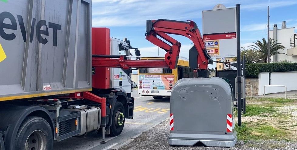 Rifiuti a Livorno, il ritorno del cassonetto: stop al porta a porta del vetro