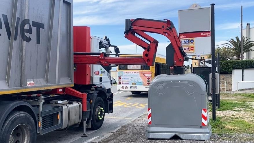Rifiuti a Livorno, il ritorno del cassonetto: stop al porta a porta del vetro