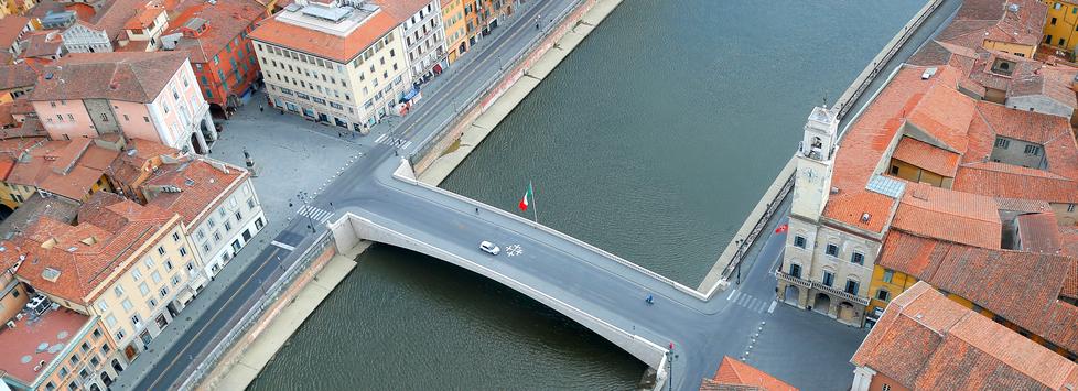 Una veduta dal drone di ponte di Mezzo e del centro deserto (foto Muzzi)