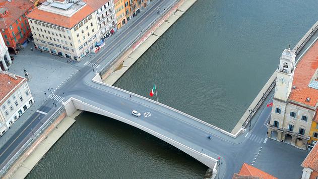 Una veduta dal drone di ponte di Mezzo e del centro deserto (foto Muzzi)