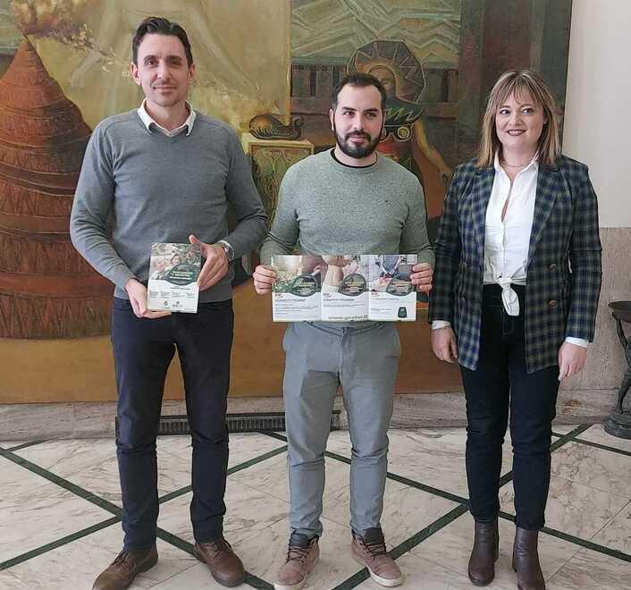 Da sinistra Pietro Cavina (Geofor), l’assessore Mattia Belli e Cinzia Ciampalini (ufficio tributi)
