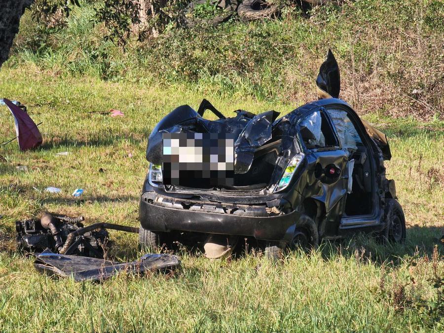 Grosseto, sfonda il guardrail e finisce fuori strada con l’auto: grave una 25enne
