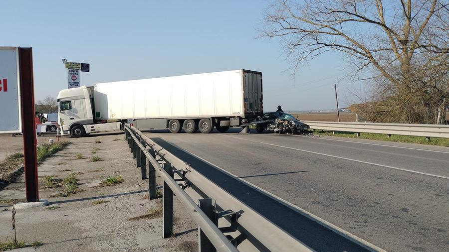 Mesola, scontro auto-mezzo pesante. Romea chiusa e poi riaperta