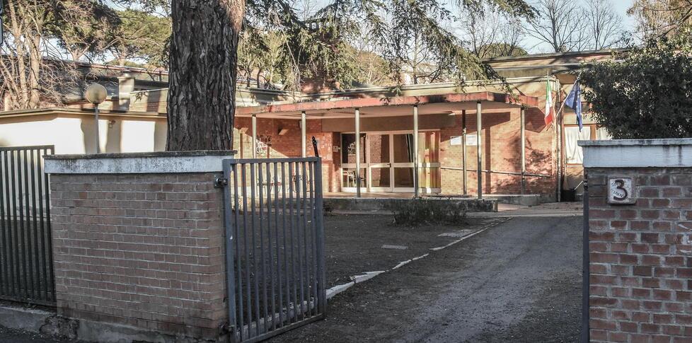 L’esterno della scuola di via Monte Bianco