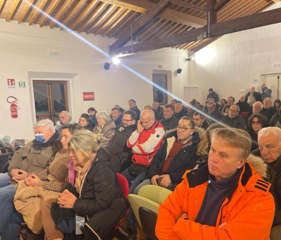 Il pubblico a un recente incontro organizzato dal coordinamento Rifiuti Zero di Livorno a Rosignano