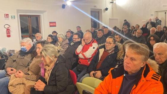 Il pubblico a un recente incontro organizzato dal coordinamento Rifiuti Zero di Livorno a Rosignano