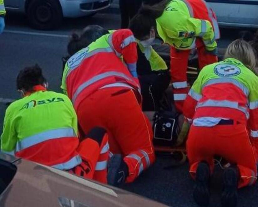 Ha un malore, soccorso al Mercatino del venerdì. Il racconto: «Ecco come l’abbiamo salvato»