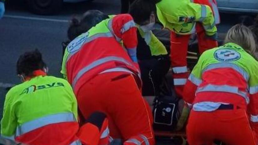 Ha un malore, soccorso al Mercatino del venerdì. Il racconto: «Ecco come l’abbiamo salvato»