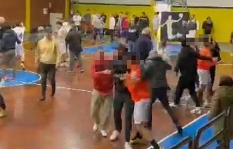 Un fermo immagine del video  della rissa