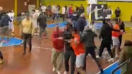 Un fermo immagine del video della rissa