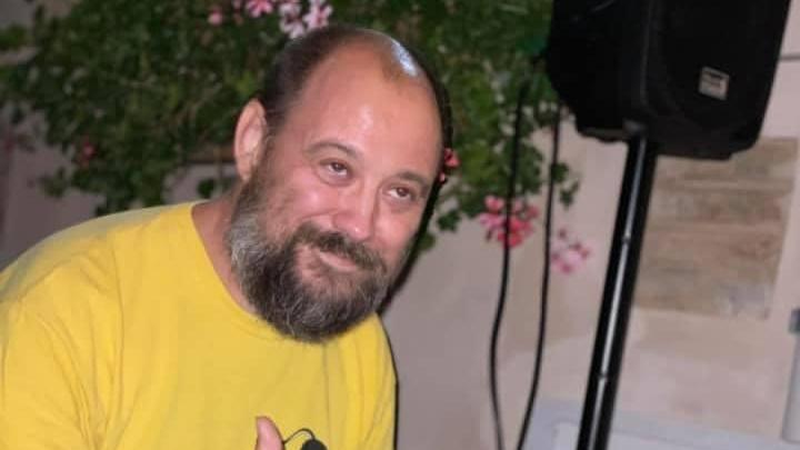 Una bella foto di Alessandro, morto a 48 anni