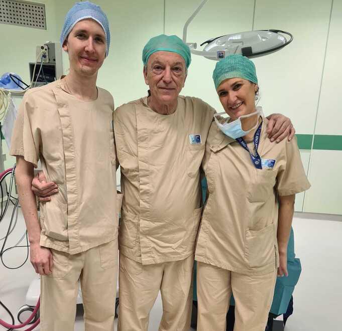 Il team dell’Oculistica di Lucca che partirà per il Kenya per orperare i 26 bambini: da sinistra il dottor Emilio Jose Silva Schott, specializzando in formazione; il responsabile del reparto Faustro Trivella; la ferrista Elena Bertoloz