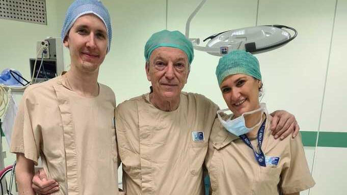 Il team dell’Oculistica di Lucca che partirà per il Kenya per orperare i 26 bambini: da sinistra il dottor Emilio Jose Silva Schott, specializzando in formazione; il responsabile del reparto Faustro Trivella; la ferrista Elena Bertoloz