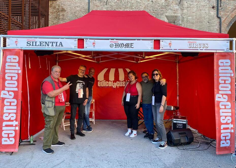 Sandro, babbo di Michele, Alberto Guazzi, Marco D'Alò, Caterina Guazzi, Federico Cosci e Rosaria Cozzolino al Mei di Faenza