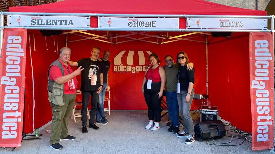 Sandro, babbo di Michele, Alberto Guazzi, Marco D'Alò, Caterina Guazzi, Federico Cosci e Rosaria Cozzolino al Mei di Faenza